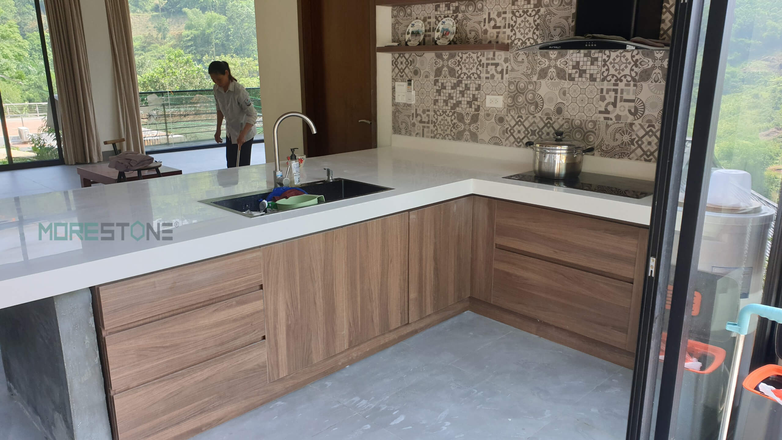 Đá ốp bếp phù hợp với mọi chất liệu tủ bếp từ gỗ tự nhiên, gỗ công nghiệp hay khối bê tông Thiết kế phòng bếp, tủ bếp đẹp