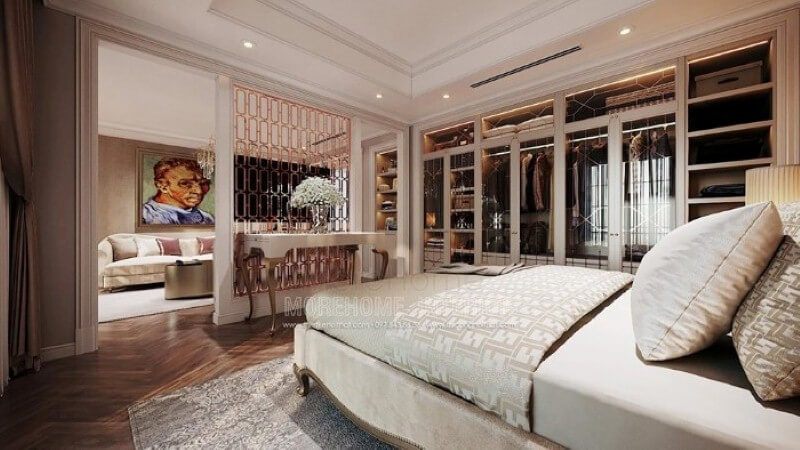 Bàn gỗ tân cổ điển kết hợp vách ngăn trang trí mạ vàng tạo nên không gian sang trọng, đẳng cấp cho phòng ngủ master cao cấp.